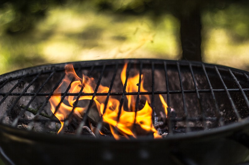 Bilde av en grill som tennes opp.