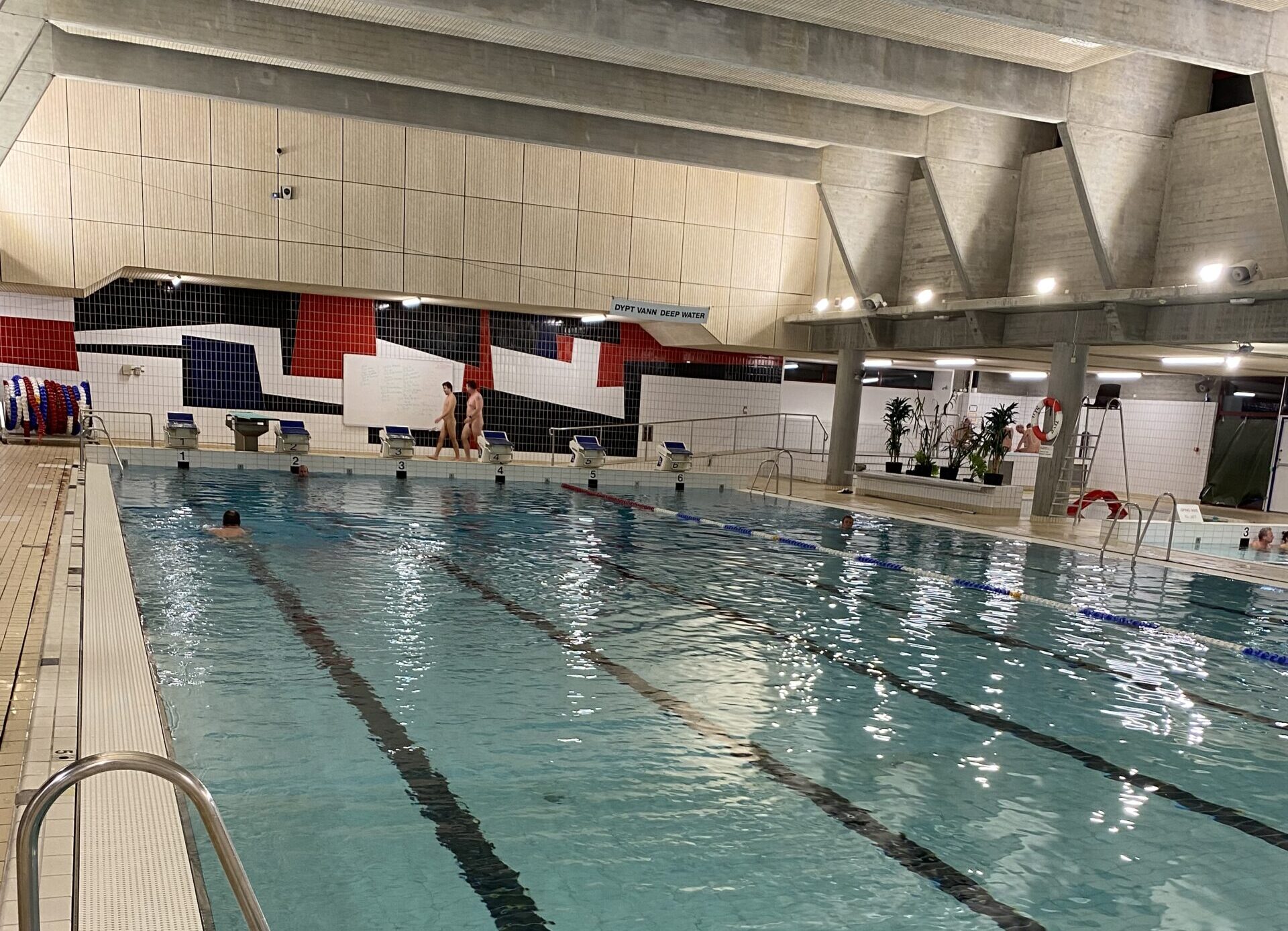 Sesongens første bading i Husebybadet!