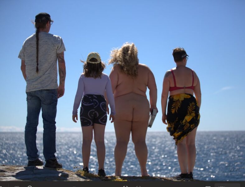 naken og påkledd ved havet
